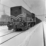 159804 Afbeelding van de diesel-electrische locomotief nr. 2321 (serie 2200/2300) van de N.S. met een kolentrein op het ...